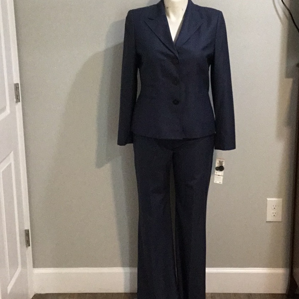 Kasper navy two piece pant suit